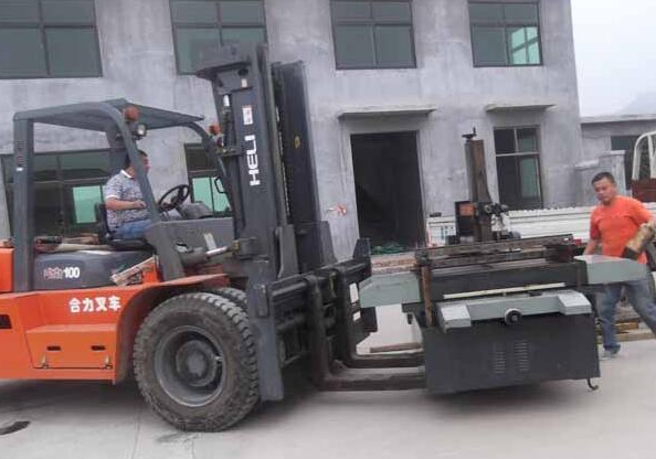 学校里要挪动实验室的旧设备，叉车进校园有啥要求？